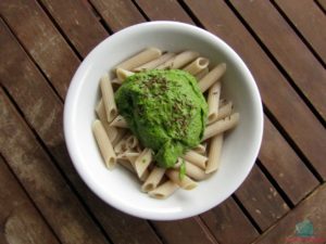 Pasta e fantasia di riso integrale con pesto di rucola e mandorle cucinate da L'Agenda di mamma Bea