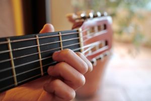 condividere le passioni in famiglia suonando la chitarra con L'Agenda di mamma Bea