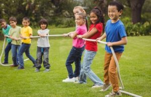 Sport in giardino del tiro alla fune descritto da L'Agenda di mamma Bea